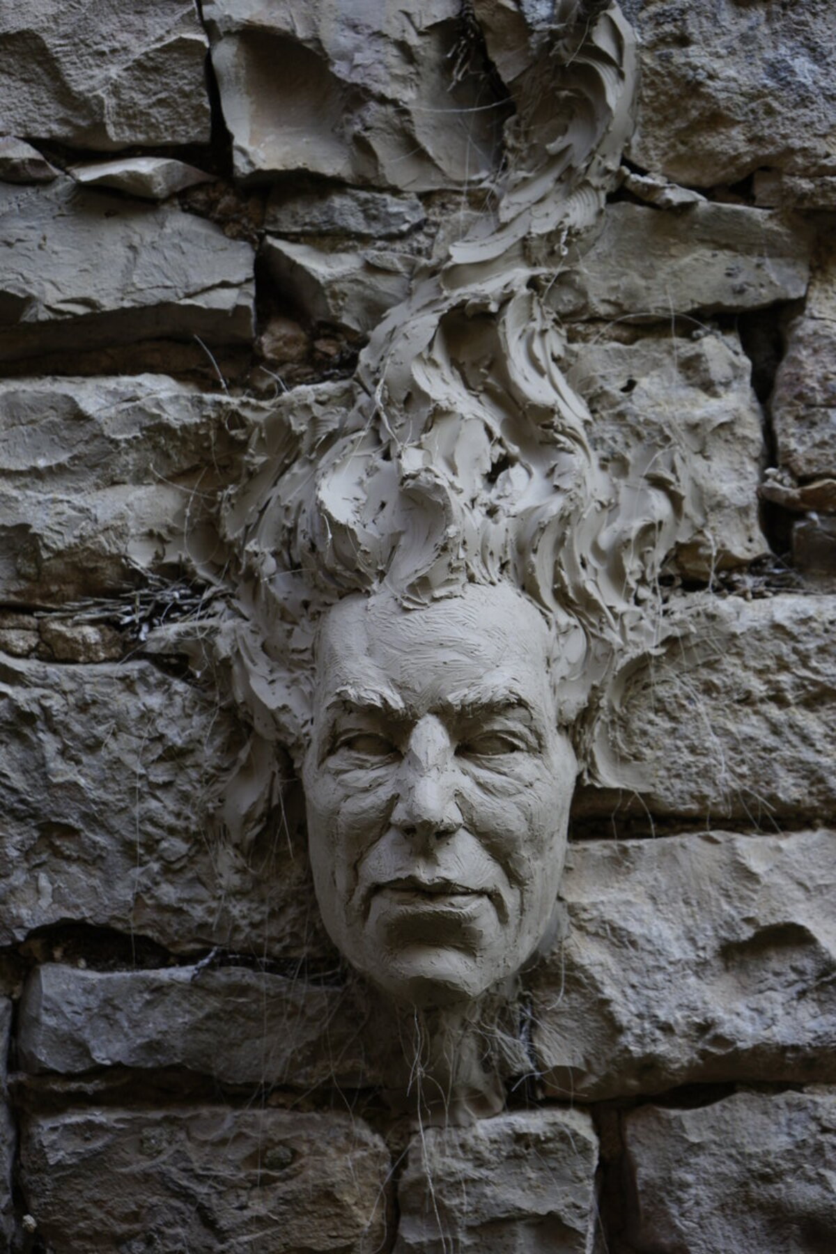 Semiostalgia P0001 — Sculpture fraîche, en terre crue, filasse végétale, Saint-Antonin-Noble-Val