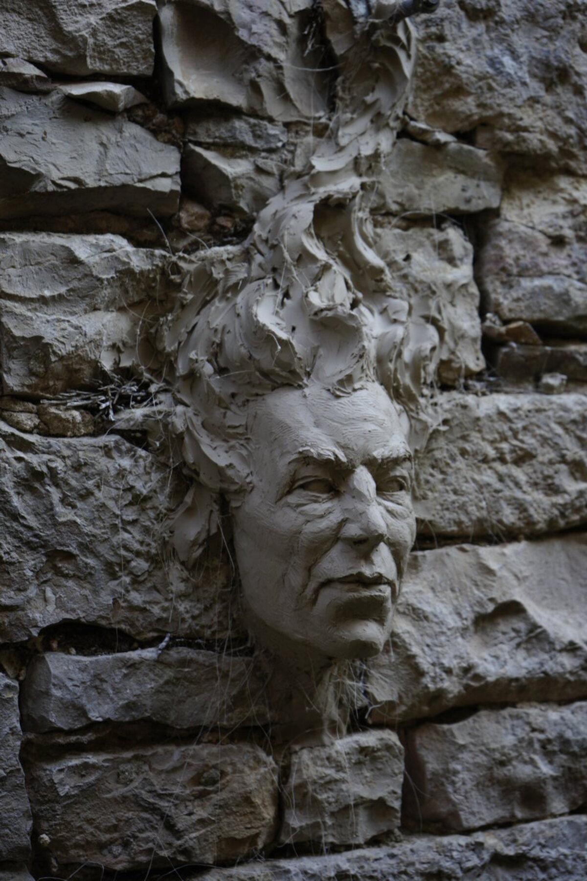 Semiostalgia P0001 — Sculpture fraîche, en terre crue, filasse végétale, Saint-Antonin-Noble-Val