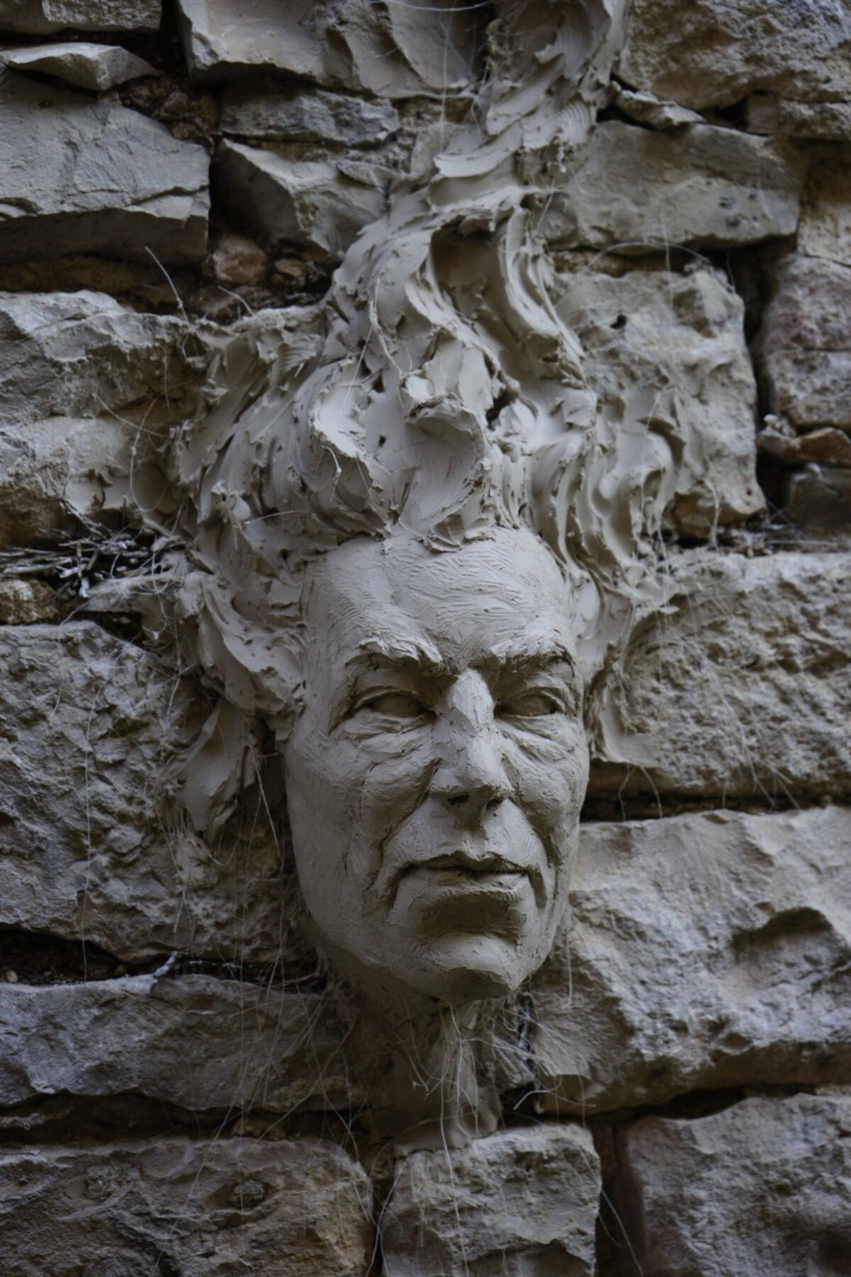 Semiostalgia P0001 — Sculpture fraîche, en terre crue, filasse végétale, Saint-Antonin-Noble-Val