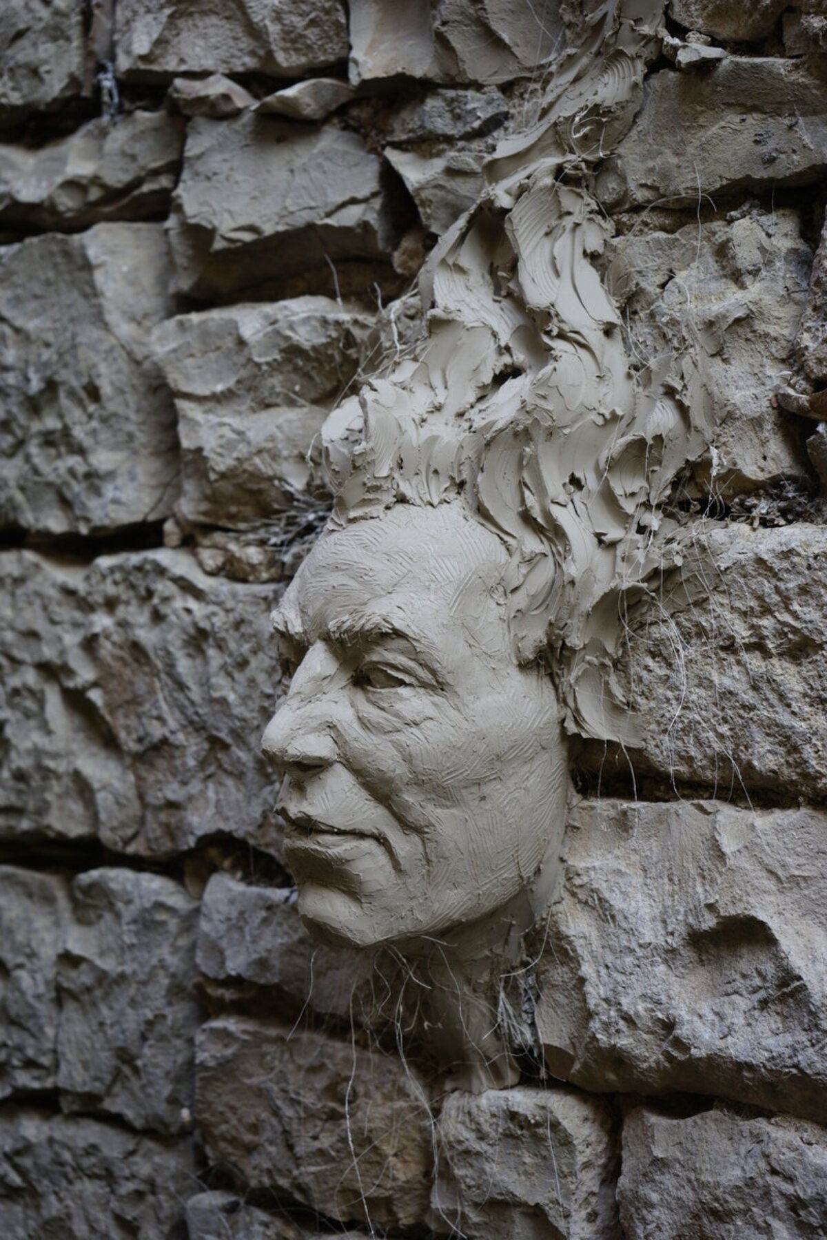 Semiostalgia P0001 — Sculpture fraîche, en terre crue, filasse végétale, Saint-Antonin-Noble-Val