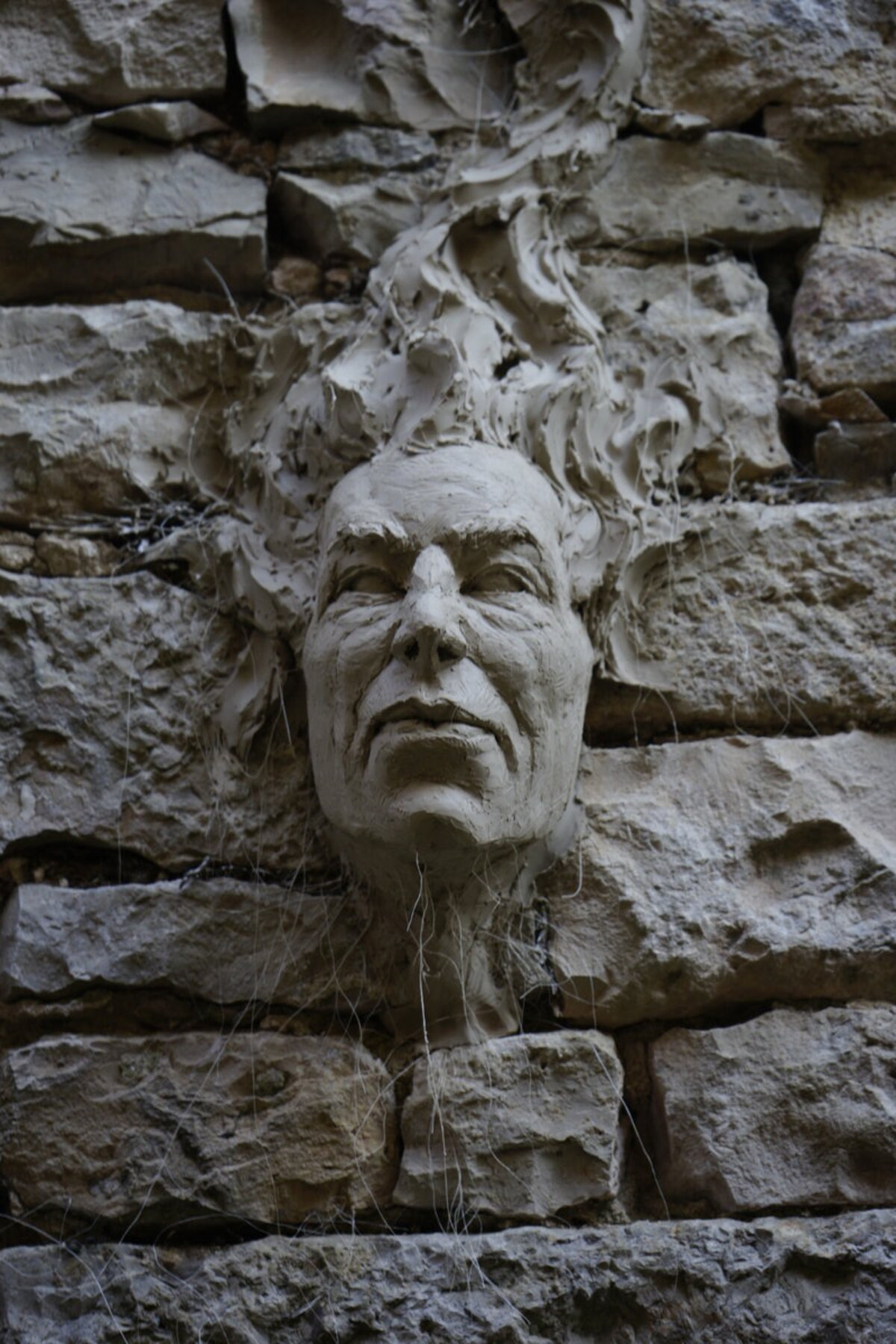 Semiostalgia P0001 — Sculpture fraîche, en terre crue, filasse végétale, Saint-Antonin-Noble-Val