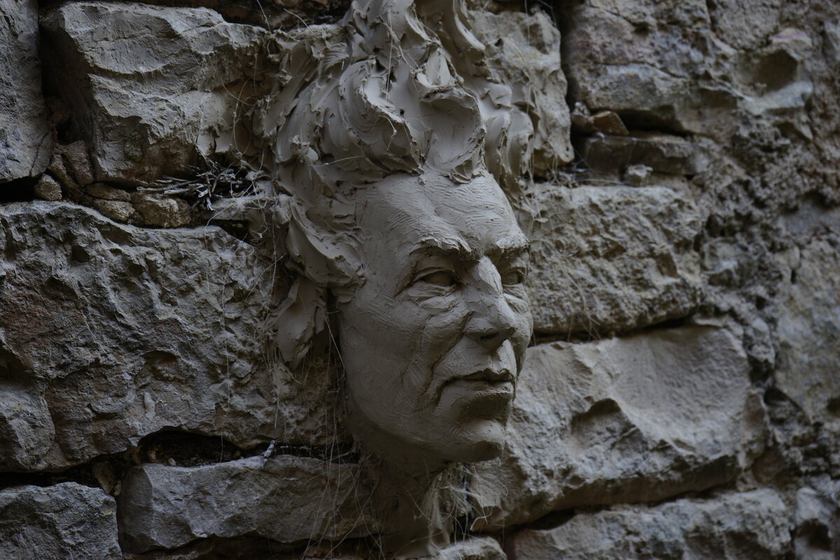 Semiostalgia P0001 — Sculpture fraîche, en terre crue, filasse végétale, Saint-Antonin-Noble-Val