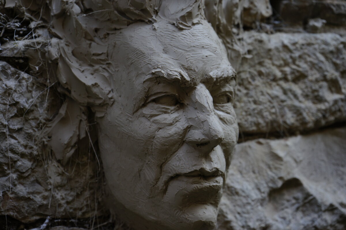 Semiostalgia P0001 — Sculpture fraîche, en terre crue, filasse végétale, Saint-Antonin-Noble-Val