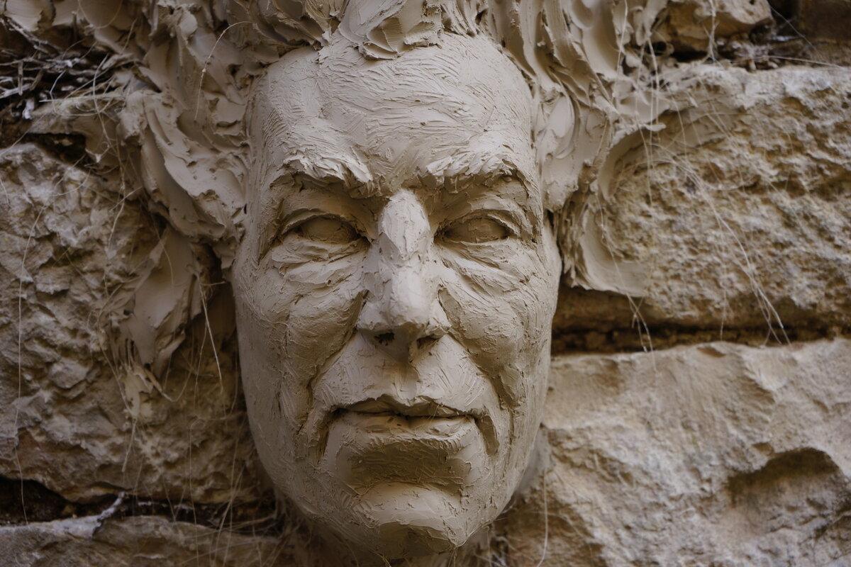 Semiostalgia P0001 — Sculpture en cours de séchage, en terre crue, filasse végétale, Saint-Antonin-Noble-Val