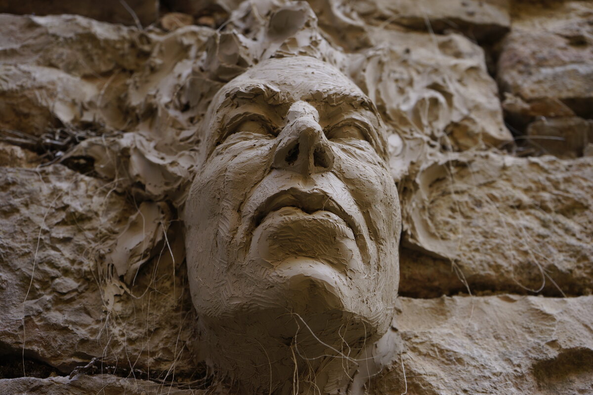 Semiostalgia P0001 — Sculpture en cours de séchage, en terre crue, filasse végétale, Saint-Antonin-Noble-Val