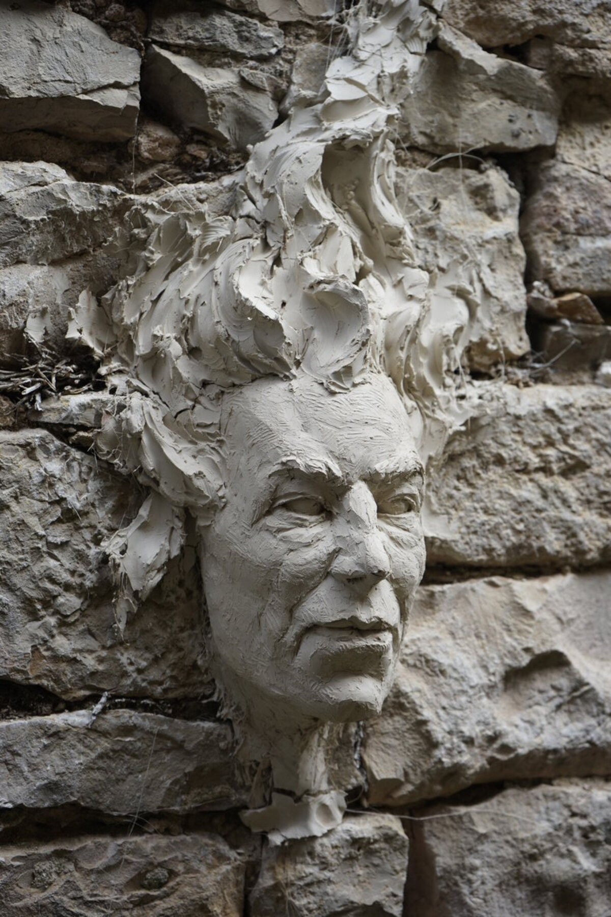 Semiostalgia P0001 — Sculpture sèche, en terre crue, filasse végétale, Saint-Antonin-Noble-Val