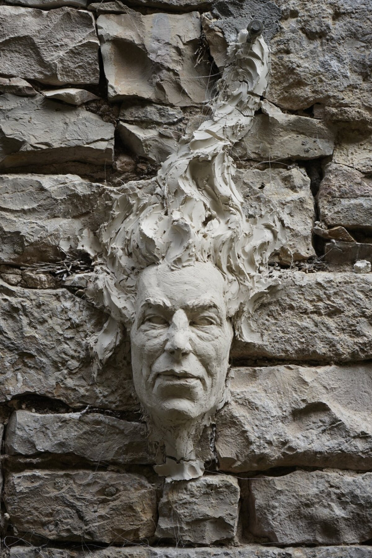 Semiostalgia P0001 — Sculpture sèche, en terre crue, filasse végétale, Saint-Antonin-Noble-Val