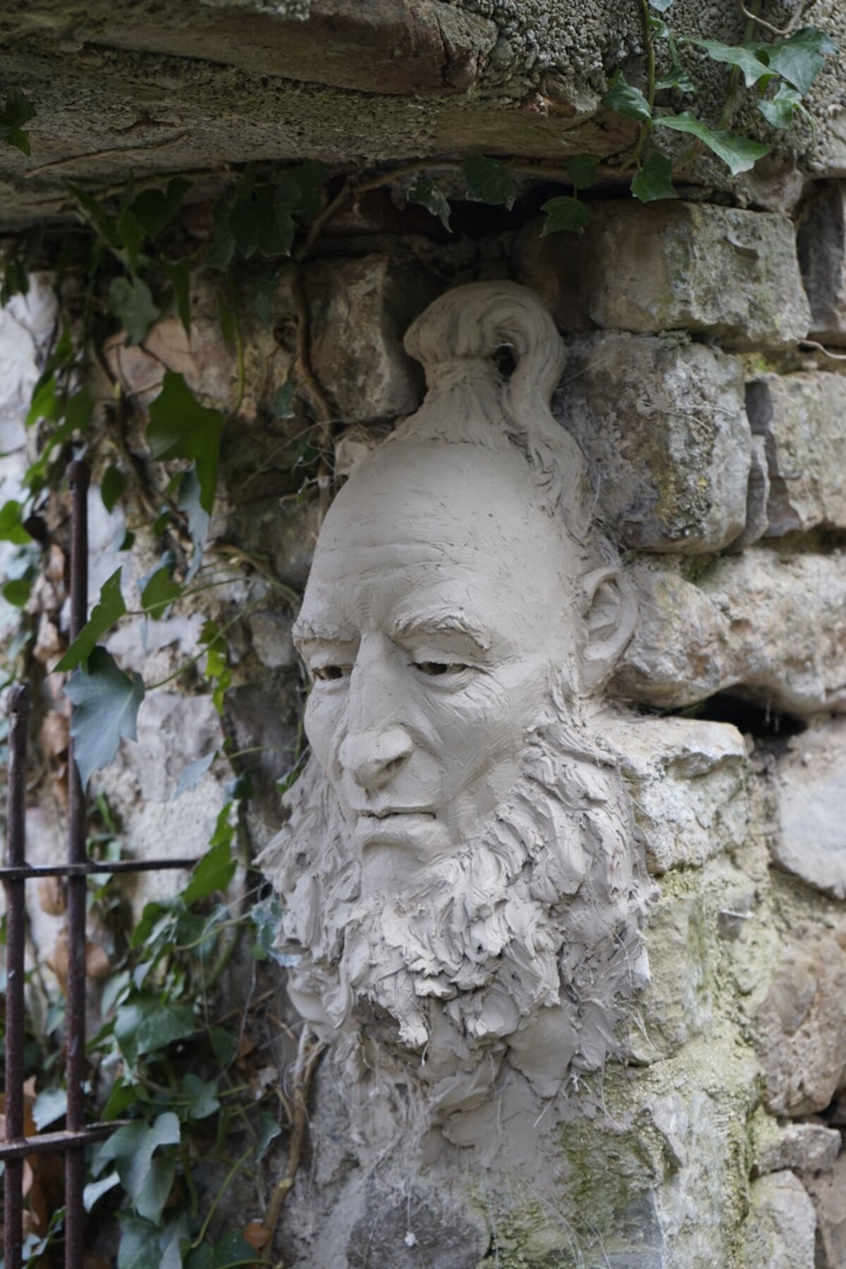 Semiostalgia P0002 — Sculpture en cours de séchage, en terre crue, filasse végétale, huiles extra-fine, lait de caséine., Saint-Antonin-Noble-Val