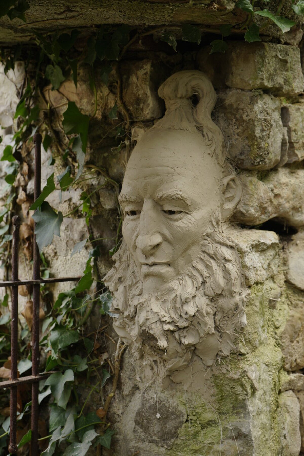 Semiostalgia P0002 — Sculpture fraîche, en terre crue, filasse végétale, huiles extra-fine, lait de caséine., Saint-Antonin-Noble-Val