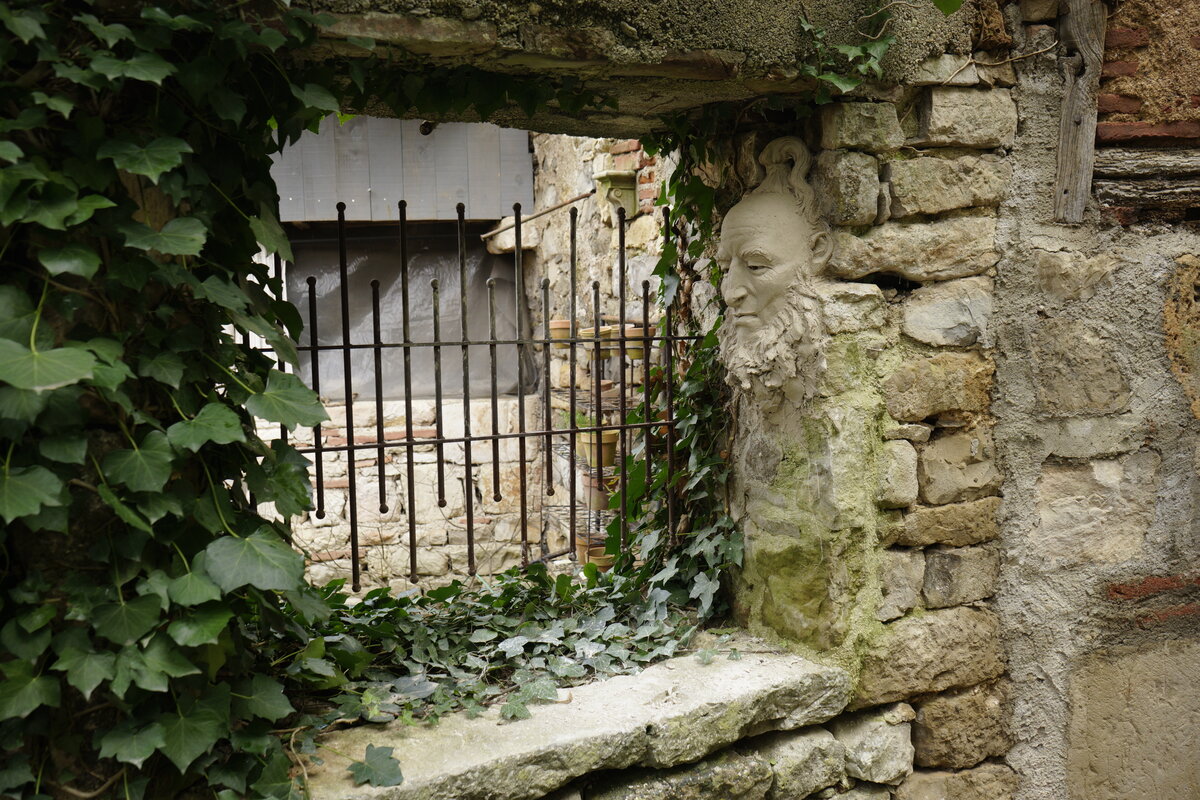 Semiostalgia P0002 — Sculpture fraîche, Saint-Antonin-Noble-Val