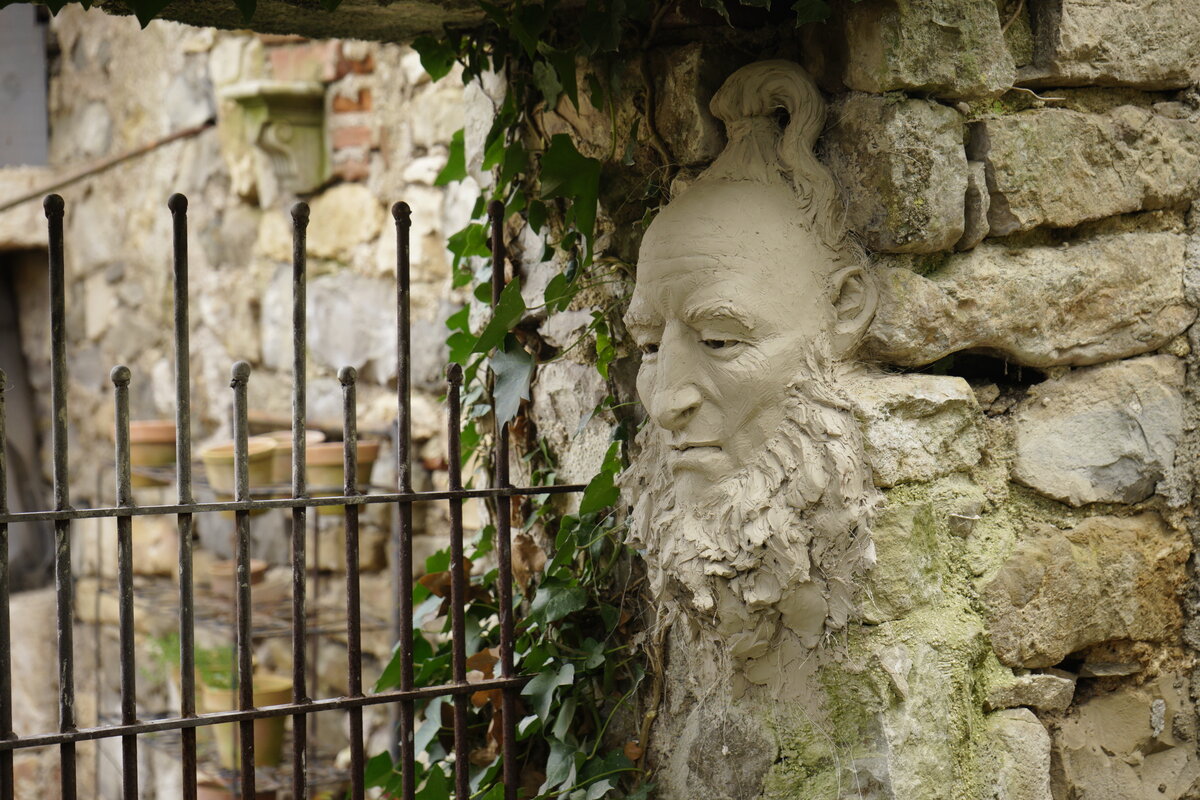 Semiostalgia P0002 — Sculpture fraîche, en terre crue, filasse végétale, huiles extra-fine, lait de caséine., Saint-Antonin-Noble-Val