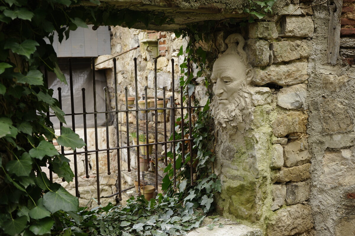 Semiostalgia P0002 — Sculpture fraîche, Saint-Antonin-Noble-Val