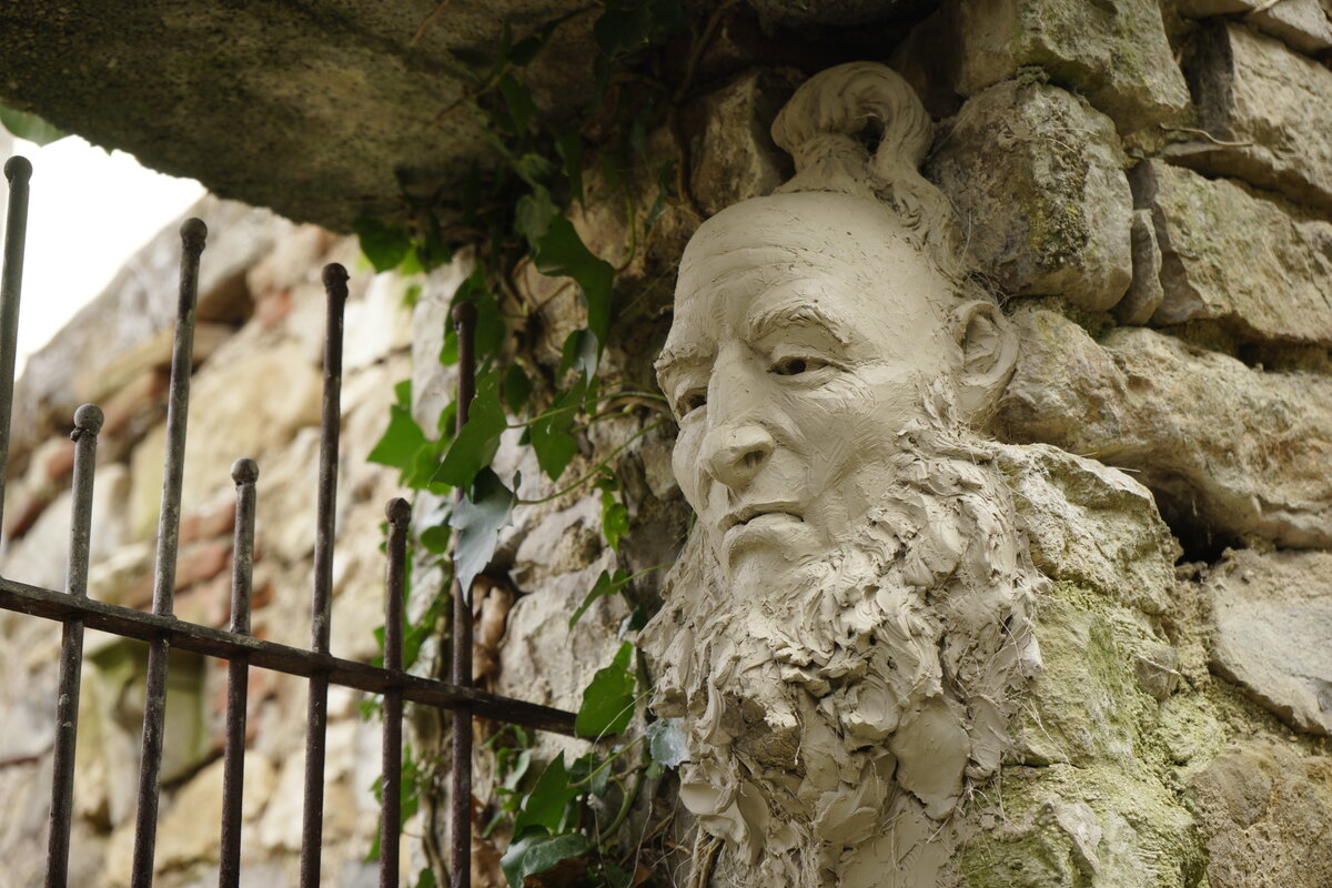 Semiostalgia P0002 — Sculpture fraîche, en terre crue, filasse végétale, huiles extra-fine, lait de caséine., Saint-Antonin-Noble-Val