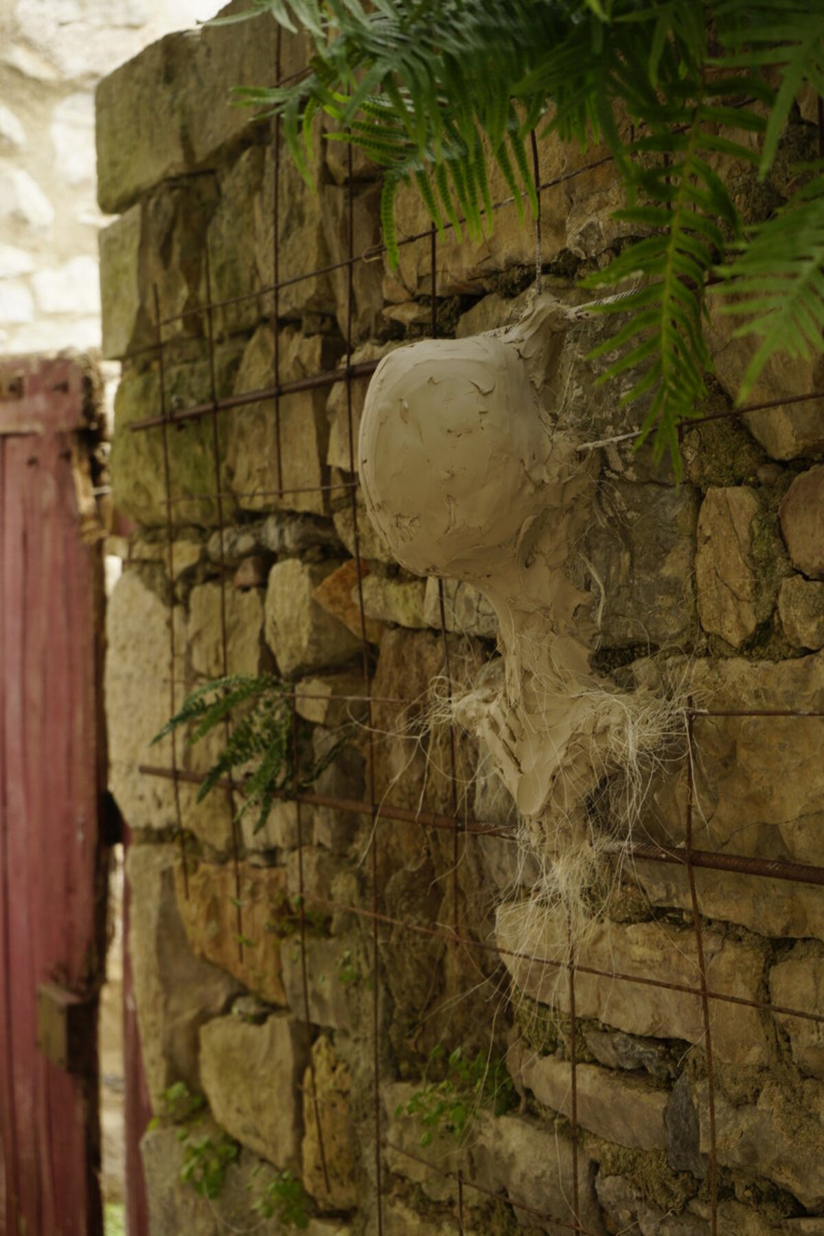 Semiostalgia P0003 — Sculpture en cours, modelage direct sur le mur, Saint-Antonin-Noble-Val