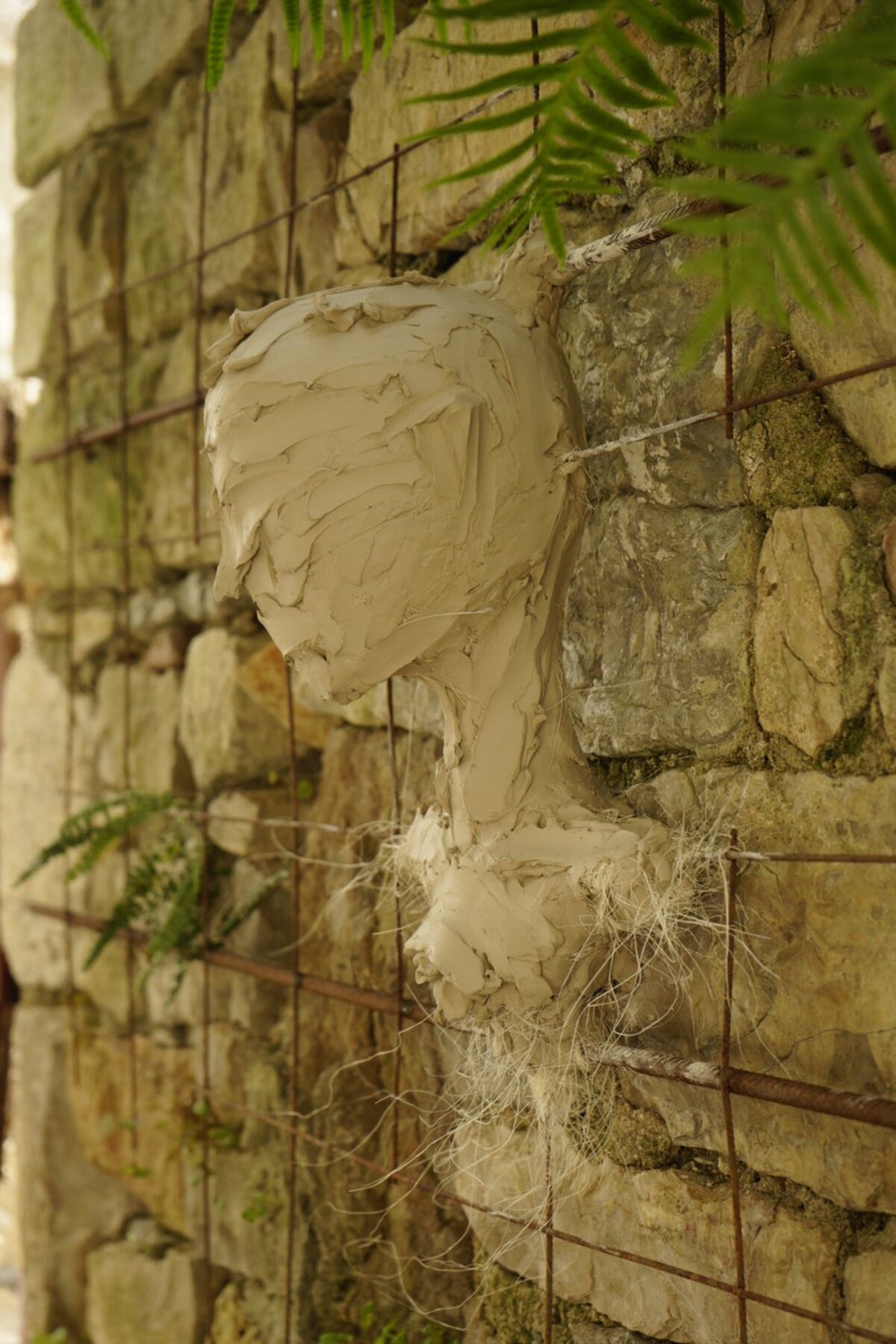 Semiostalgia P0003 — Sculpture en cours, modelage direct sur le mur, Saint-Antonin-Noble-Val