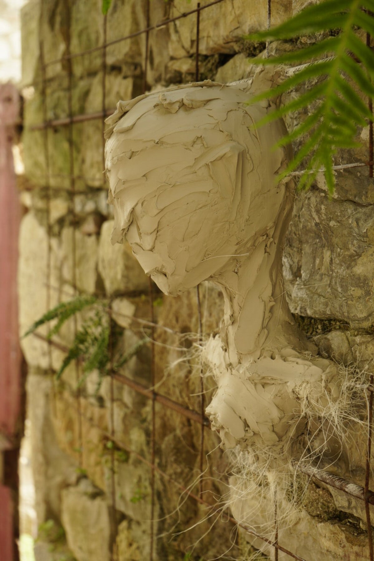Semiostalgia P0003 — Sculpture en cours, modelage direct sur le mur, Saint-Antonin-Noble-Val
