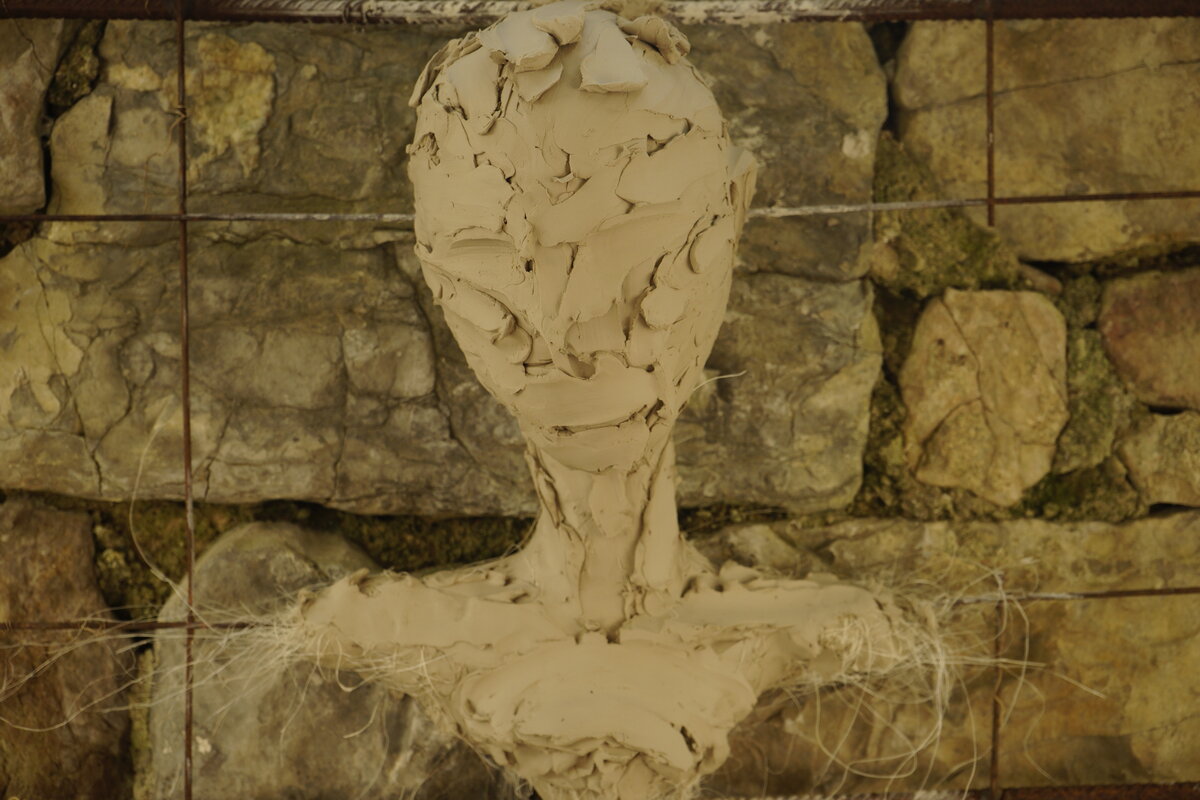 Semiostalgia P0003 — Sculpture en cours, modelage direct sur le mur, Saint-Antonin-Noble-Val