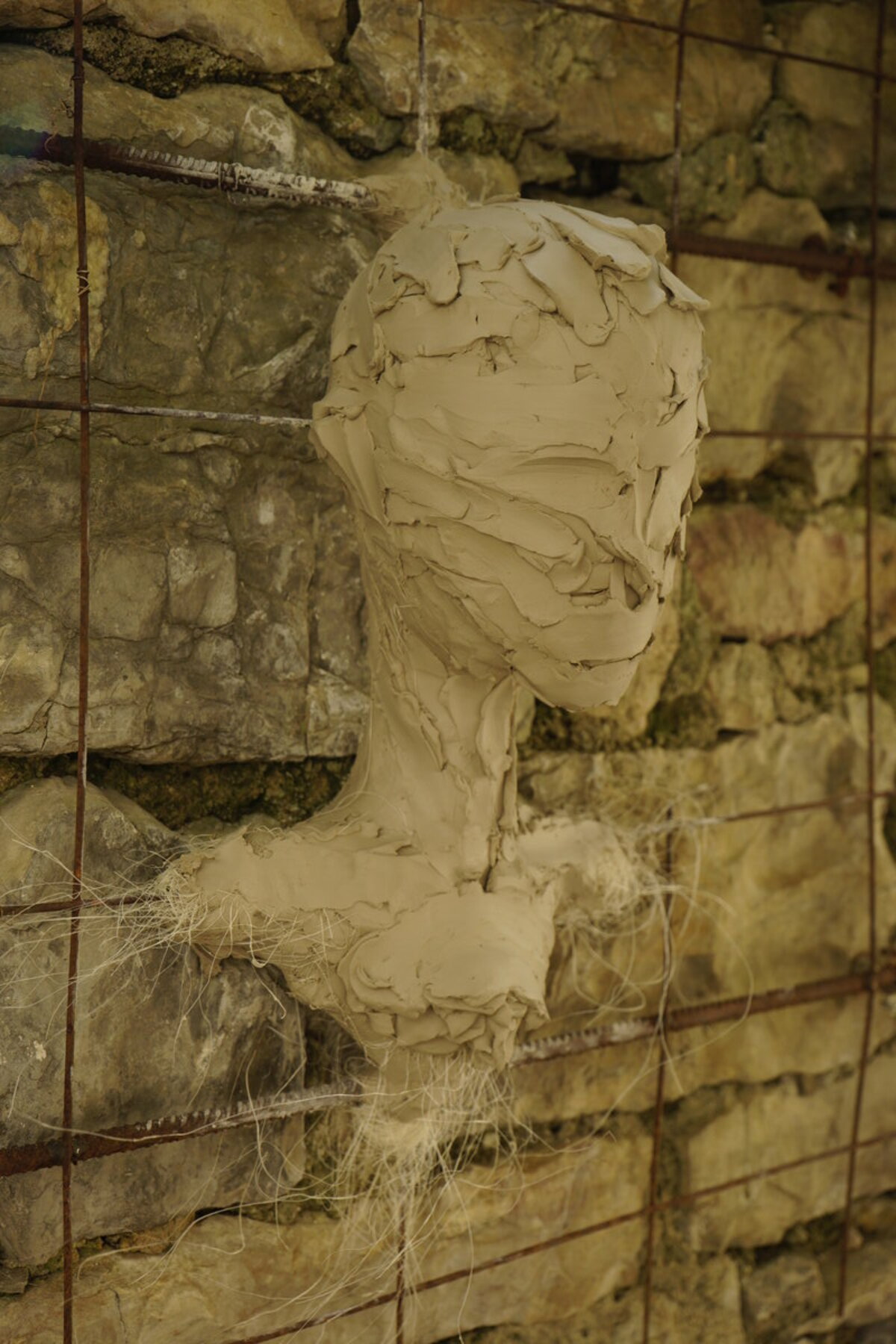 Semiostalgia P0003 — Sculpture en cours, modelage direct sur le mur, Saint-Antonin-Noble-Val