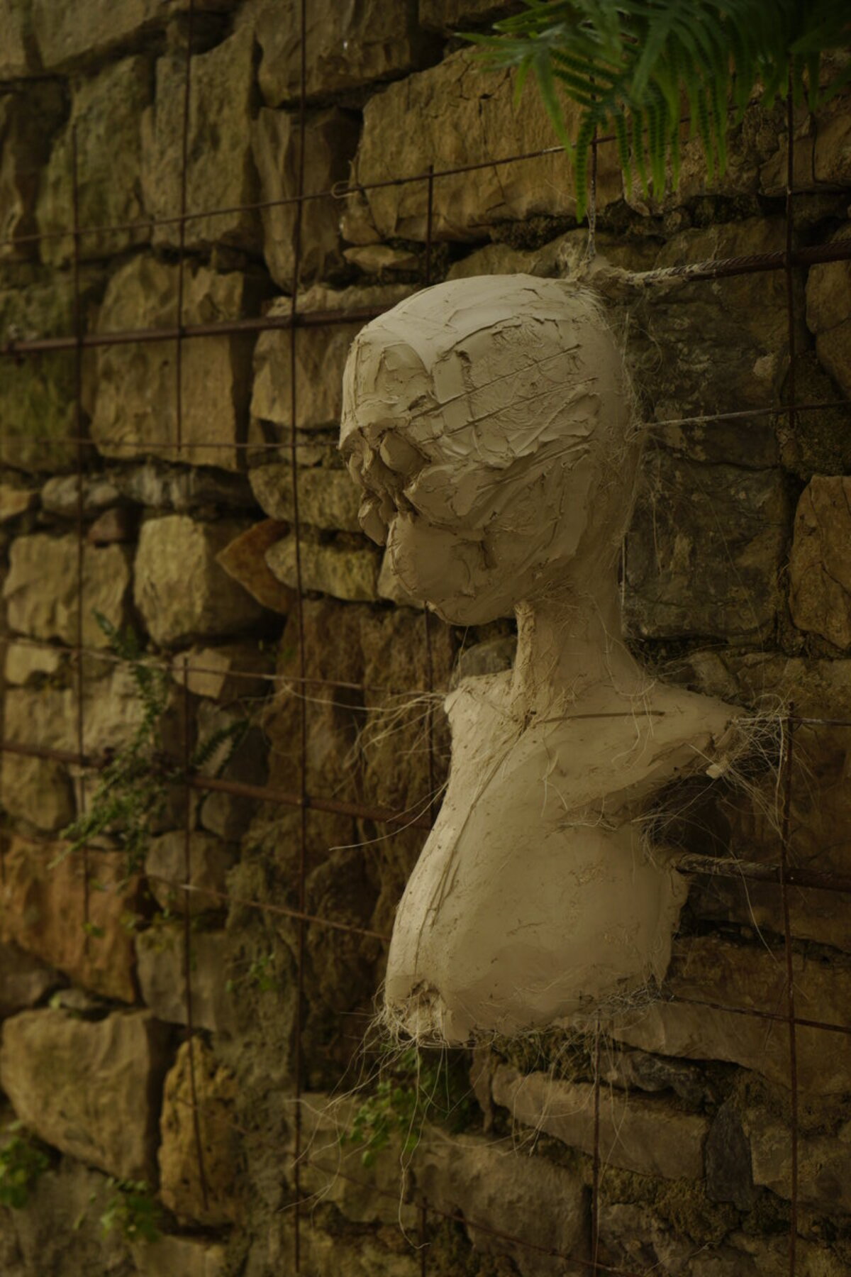 Semiostalgia P0003 — Sculpture fraîche, en terre crue, filasse végétale, grillage à poule., Saint-Antonin-Noble-Val