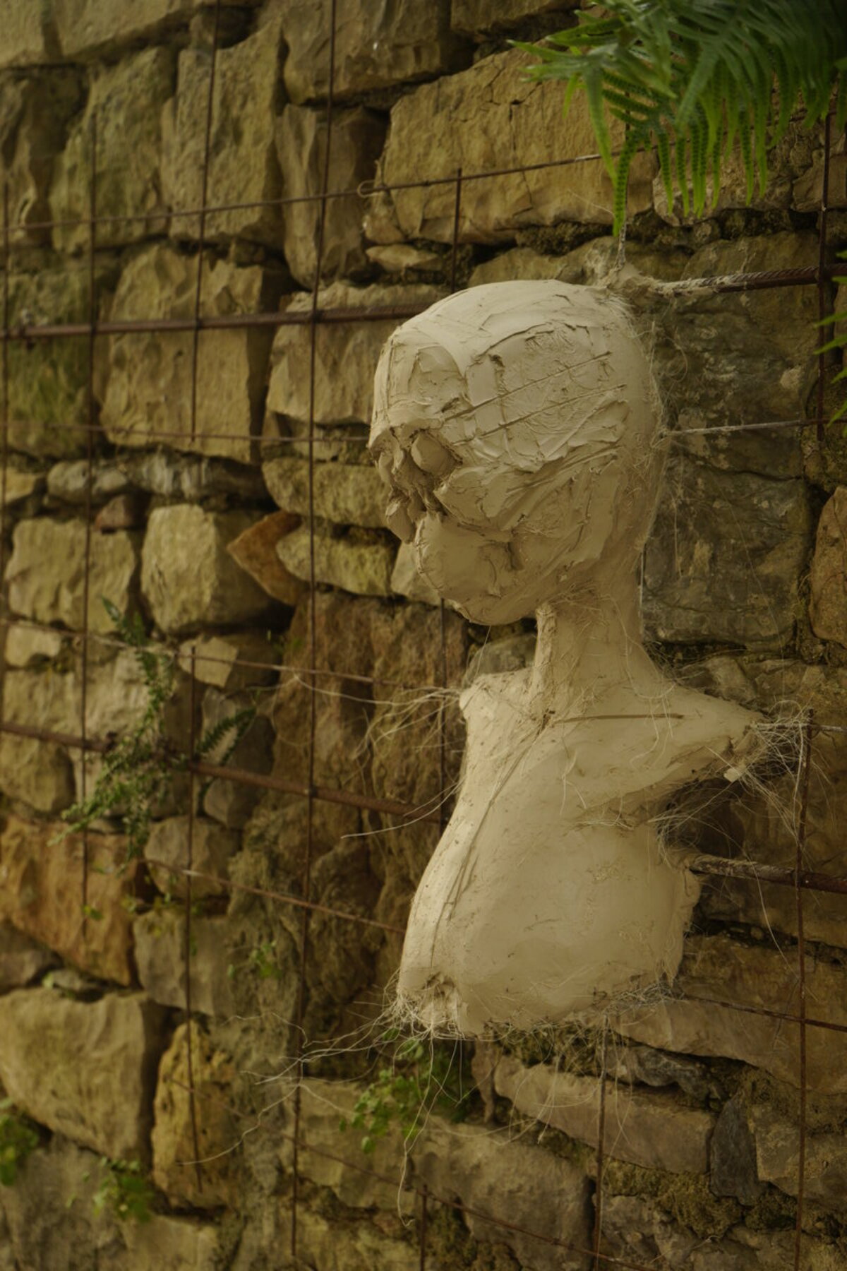 Semiostalgia P0003 — Sculpture fraîche, en terre crue, filasse végétale, grillage à poule., Saint-Antonin-Noble-Val