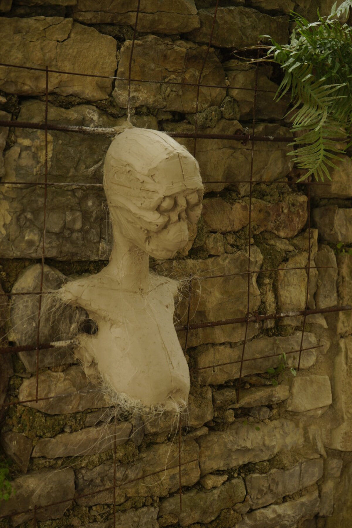 Semiostalgia P0003 — Sculpture fraîche, en terre crue, filasse végétale, grillage à poule., Saint-Antonin-Noble-Val