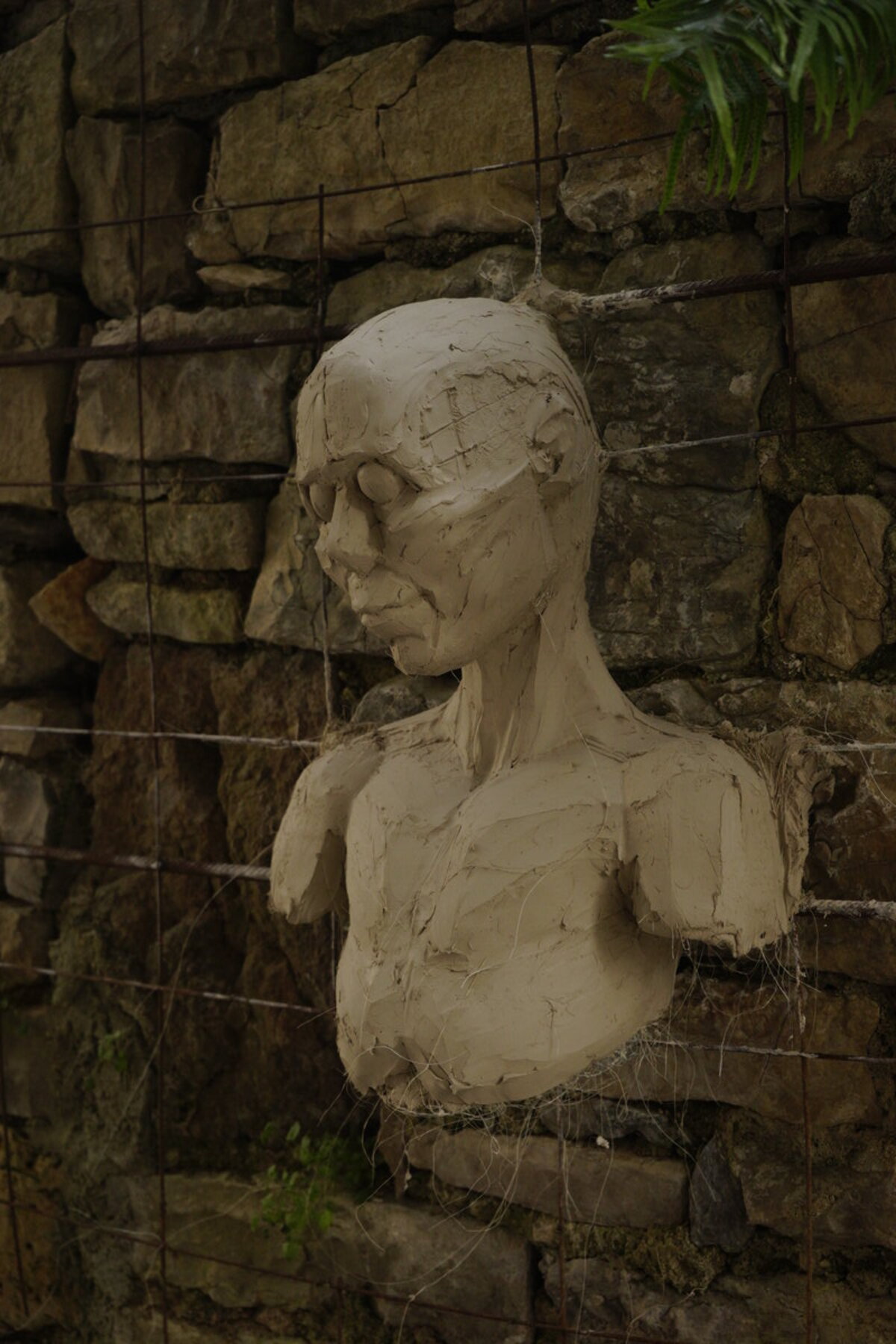 Semiostalgia P0003 — Sculpture fraîche, en terre crue, filasse végétale, grillage à poule., Saint-Antonin-Noble-Val