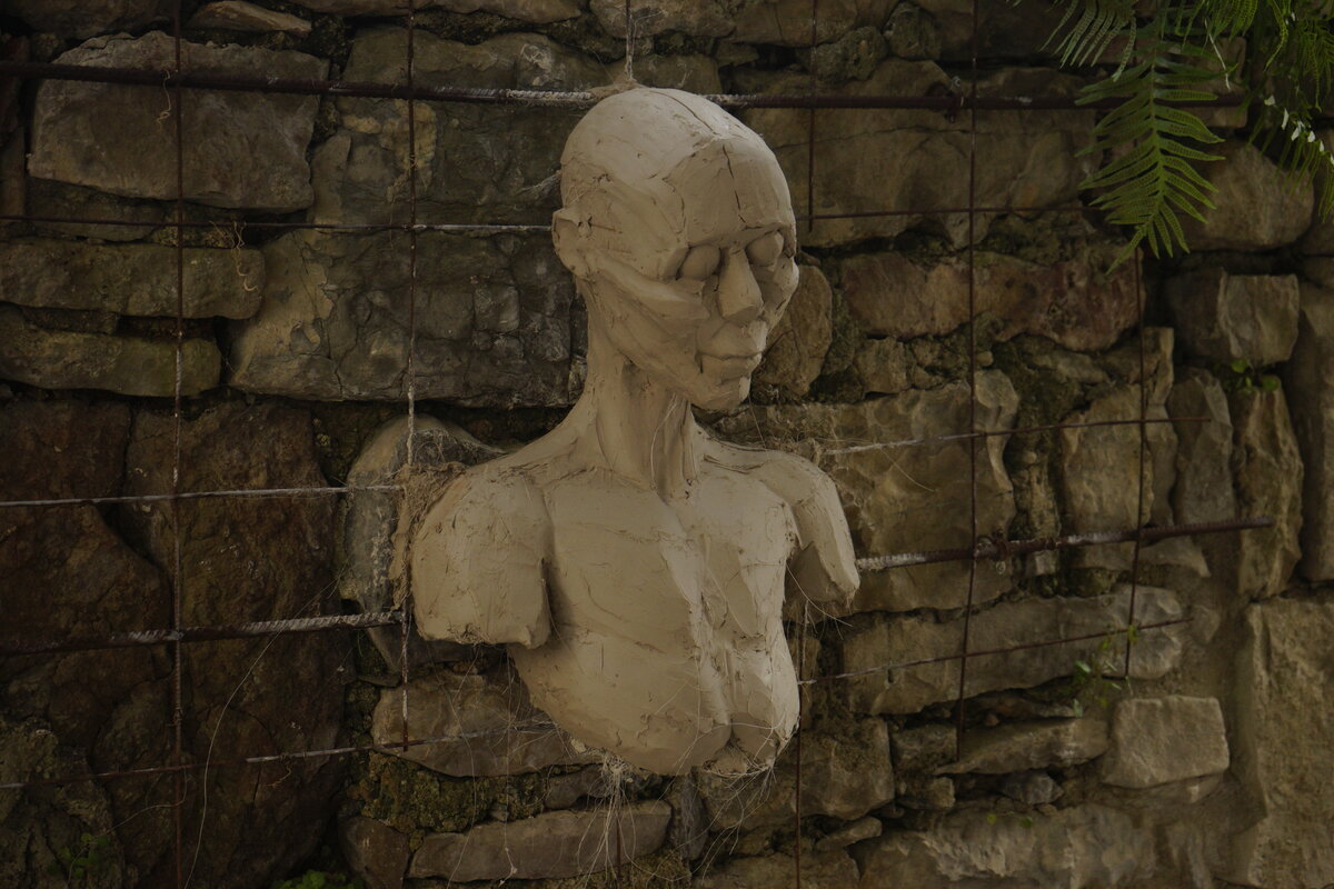 Semiostalgia P0003 — Sculpture fraîche, en terre crue, filasse végétale, grillage à poule., Saint-Antonin-Noble-Val