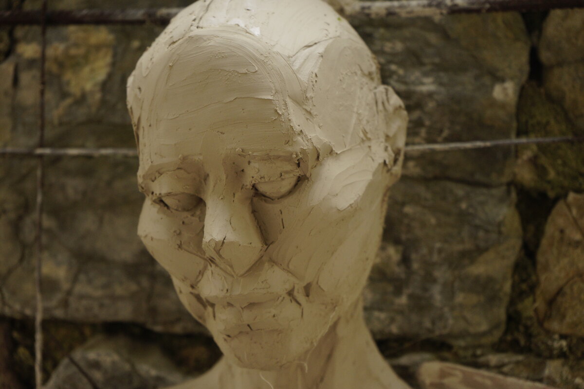 Semiostalgia P0003 — Sculpture fraîche, en terre crue, filasse végétale, grillage à poule., Saint-Antonin-Noble-Val