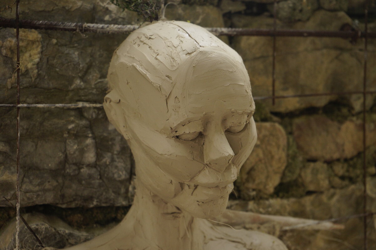 Semiostalgia P0003 — Sculpture fraîche, en terre crue, filasse végétale, grillage à poule., Saint-Antonin-Noble-Val