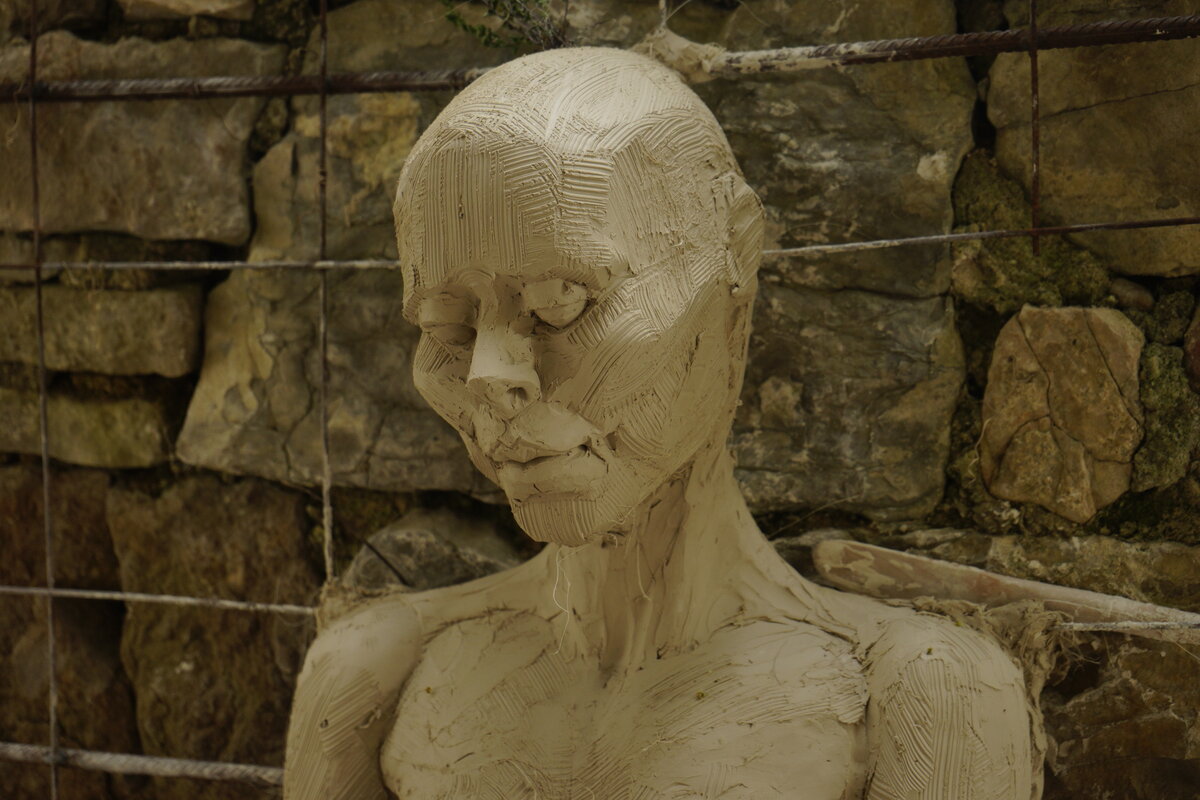 Semiostalgia P0003 — Sculpture fraîche, en terre crue, filasse végétale, grillage à poule., Saint-Antonin-Noble-Val