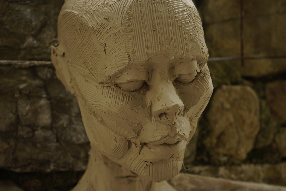 Semiostalgia P0003 — Sculpture fraîche, en terre crue, filasse végétale, grillage à poule., Saint-Antonin-Noble-Val