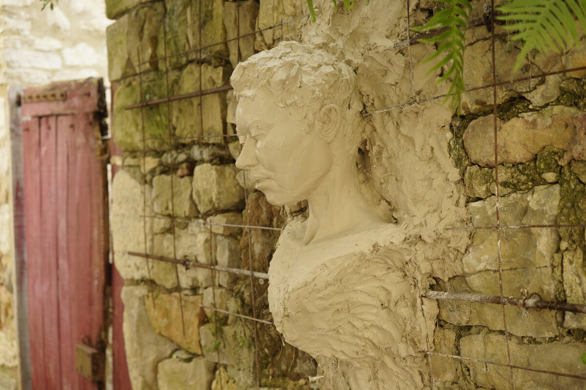 Semiostalgia P0003 — Sculpture sèche, en terre crue, filasse végétale, grillage à poule., Saint-Antonin-Noble-Val