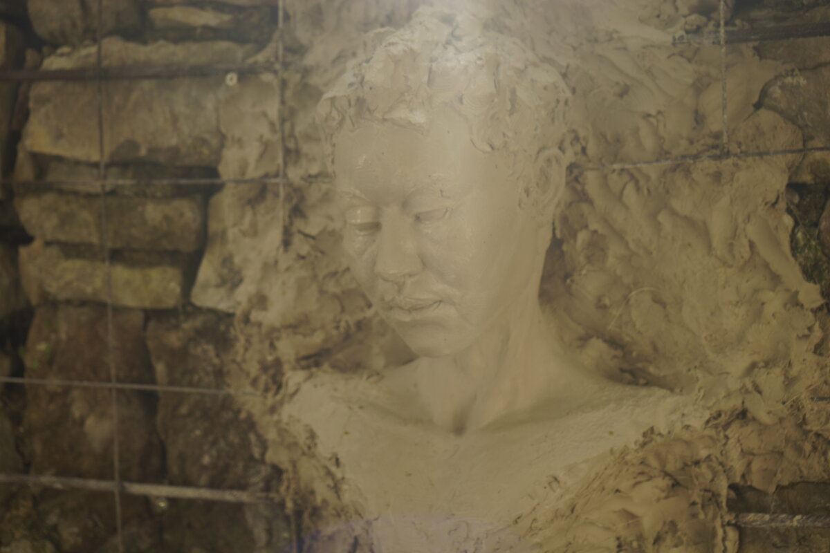 Semiostalgia P0003 — Sculpture sèche, en terre crue, filasse végétale, grillage à poule., Saint-Antonin-Noble-Val