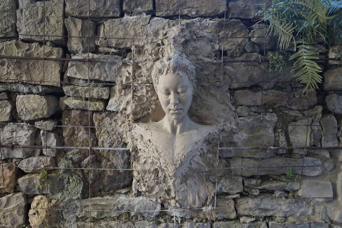 Semiostalgia P0003 — Sculpture en cours de séchage, en terre crue, filasse végétale, grillage à poule., Saint-Antonin-Noble-Val