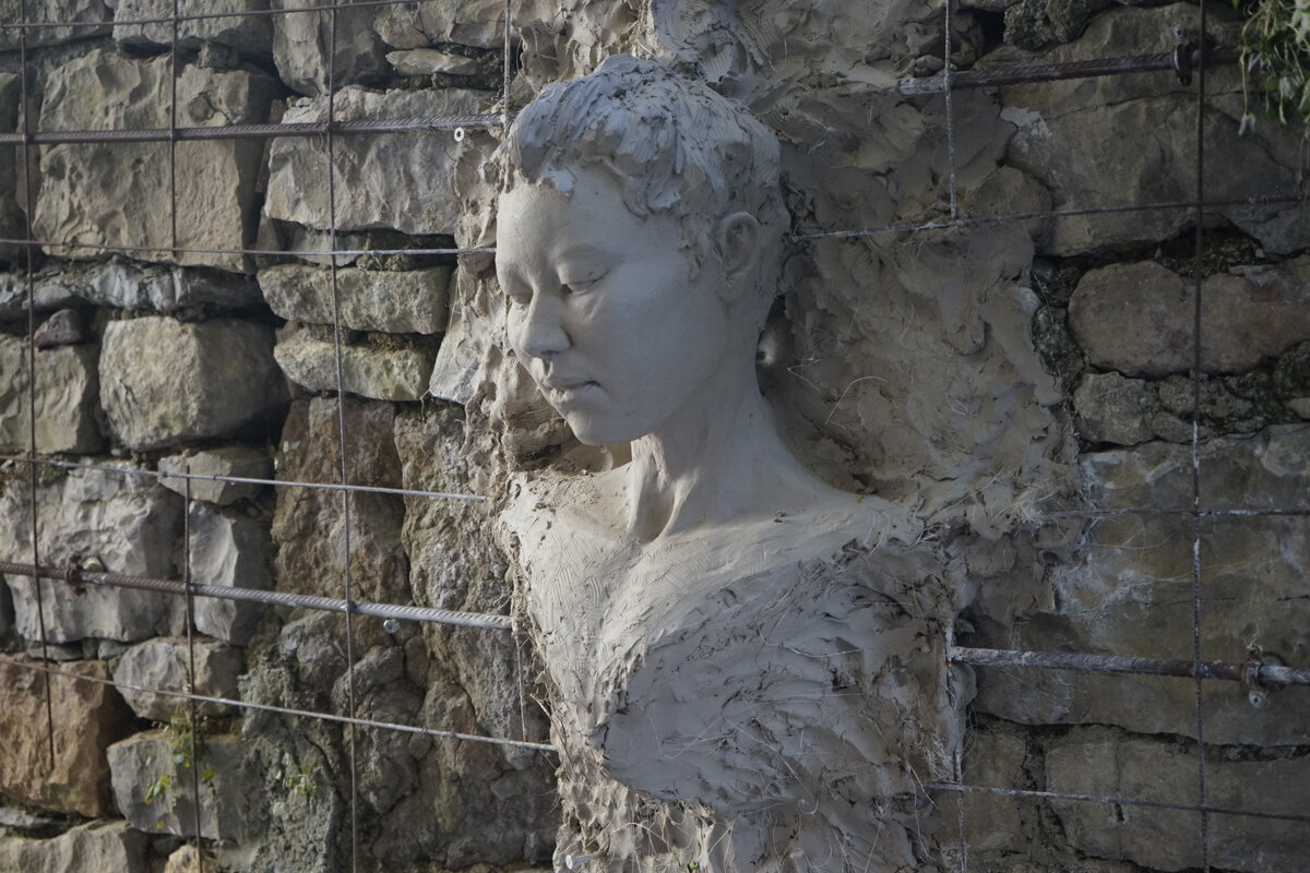 Semiostalgia P0003 — Sculpture en cours de séchage, en terre crue, filasse végétale, grillage à poule., Saint-Antonin-Noble-Val