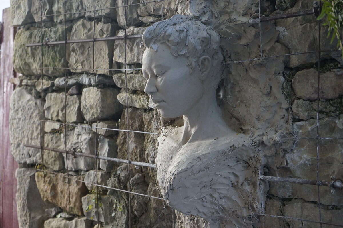 Semiostalgia P0003 — Sculpture en cours de séchage, en terre crue, filasse végétale, grillage à poule., Saint-Antonin-Noble-Val