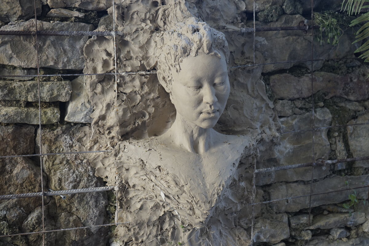 Semiostalgia P0003 — Sculpture en cours de séchage, en terre crue, filasse végétale, grillage à poule., Saint-Antonin-Noble-Val