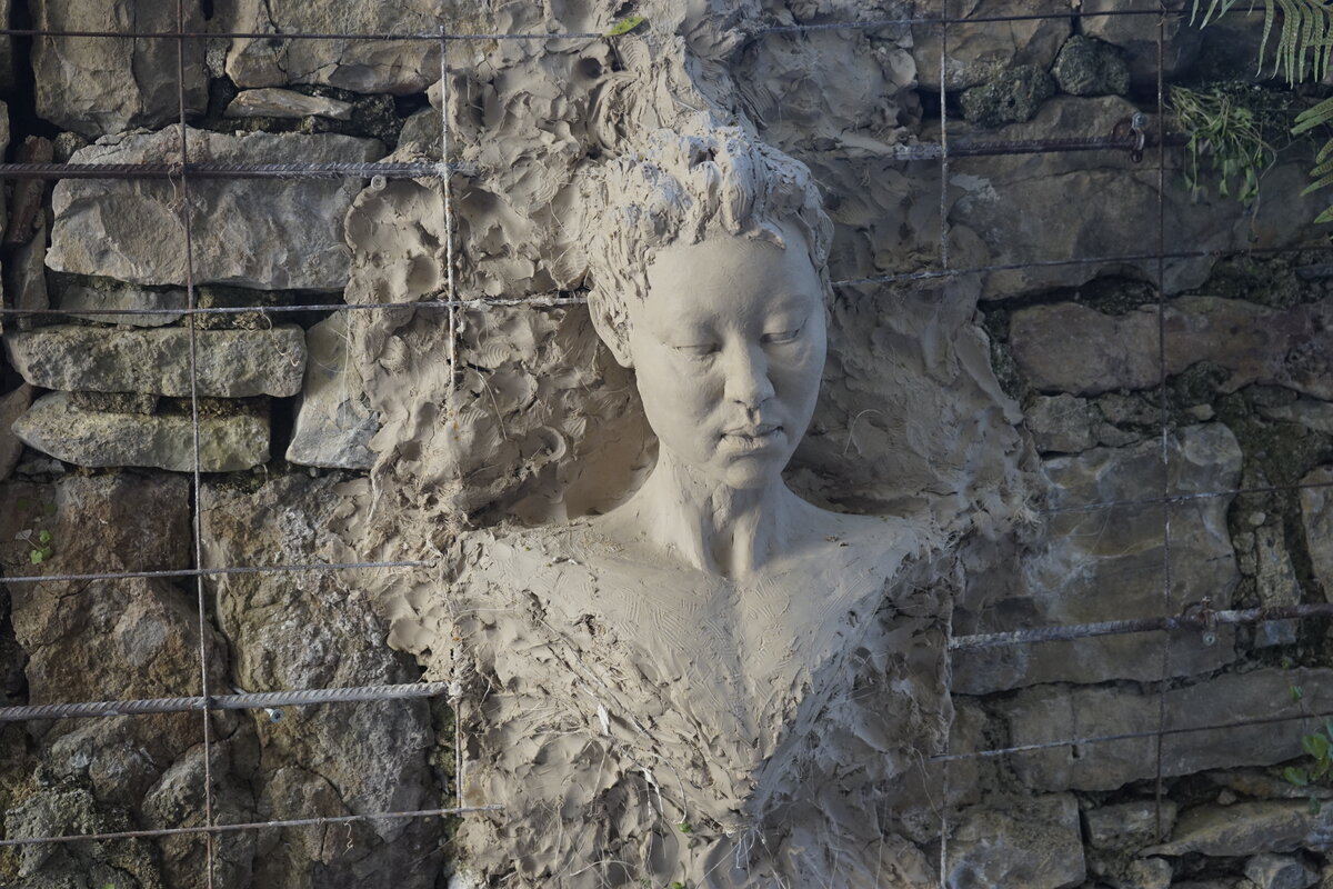 Semiostalgia P0003 — Sculpture en cours de séchage, en terre crue, filasse végétale, grillage à poule., Saint-Antonin-Noble-Val