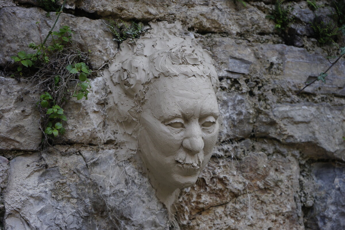 Semiostalgia P0004 — Sculpture en cours de séchage, en terre crue, filasse végétale., Saint-Antonin-Noble-Val
