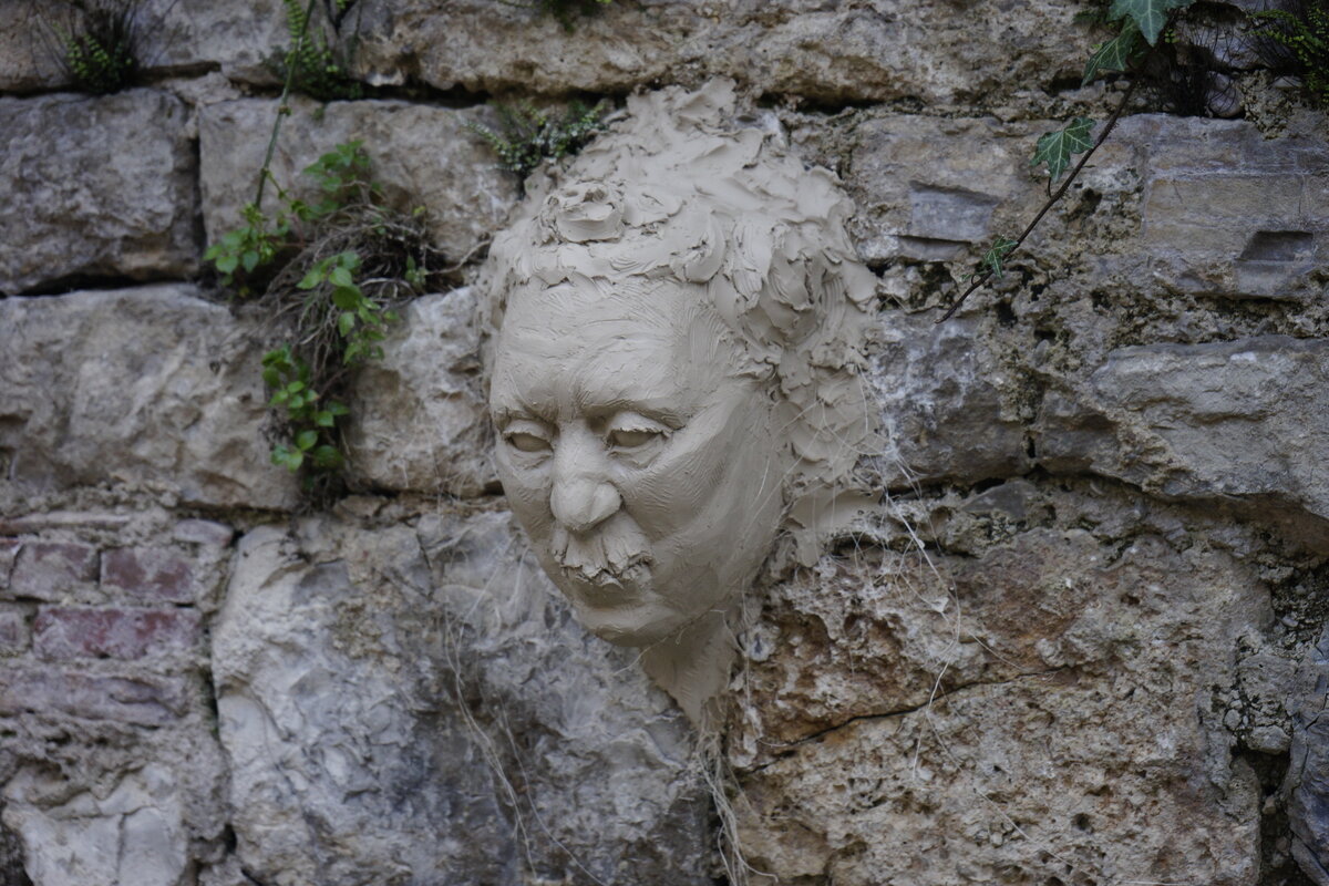 Semiostalgia P0004 — Sculpture en cours de séchage, en terre crue, filasse végétale., Saint-Antonin-Noble-Val