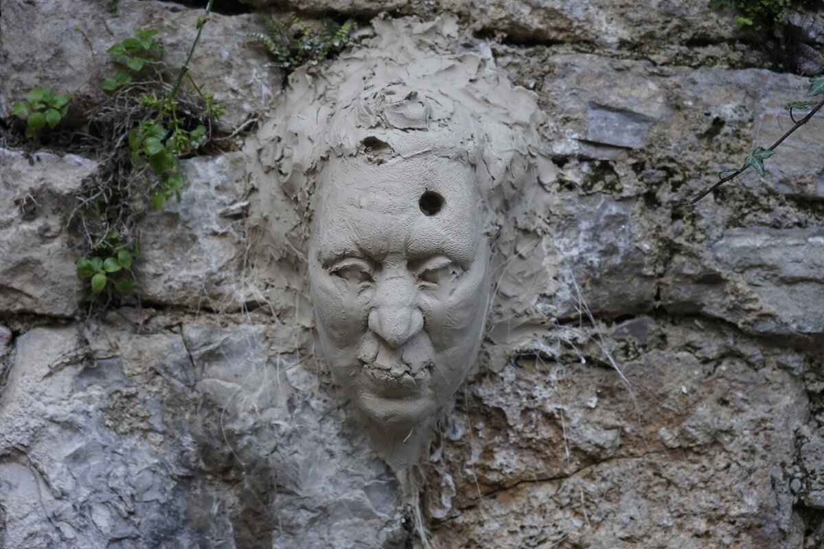 Semiostalgia P0004 — Sculpture sèche, en terre crue, filasse végétale., Saint-Antonin-Noble-Val
