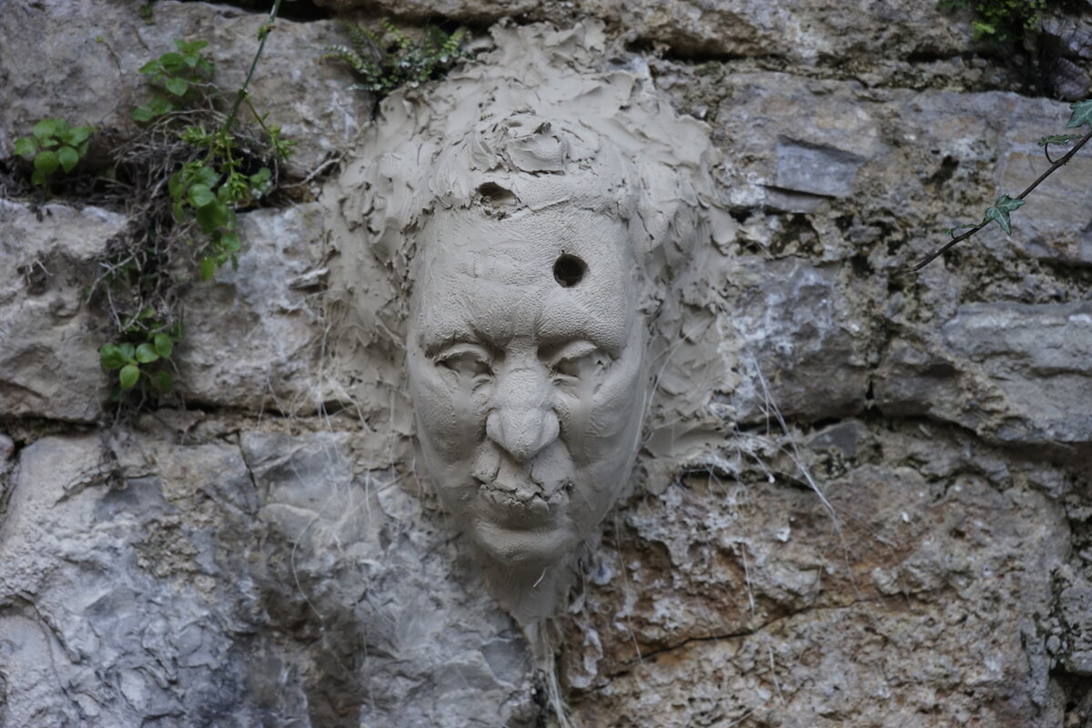 Semiostalgia P0004 — Sculpture sèche, en terre crue, filasse végétale., Saint-Antonin-Noble-Val