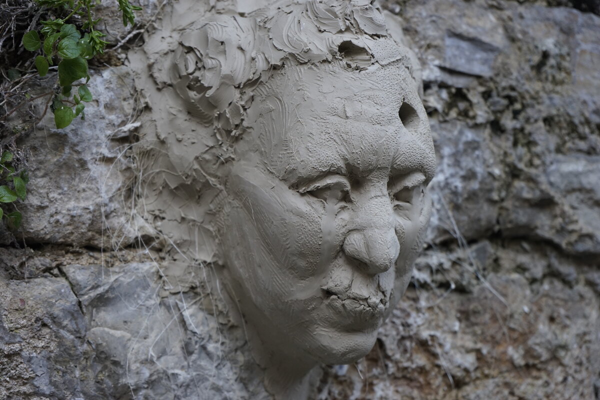 Semiostalgia P0004 — Sculpture sèche, en terre crue, filasse végétale., Saint-Antonin-Noble-Val