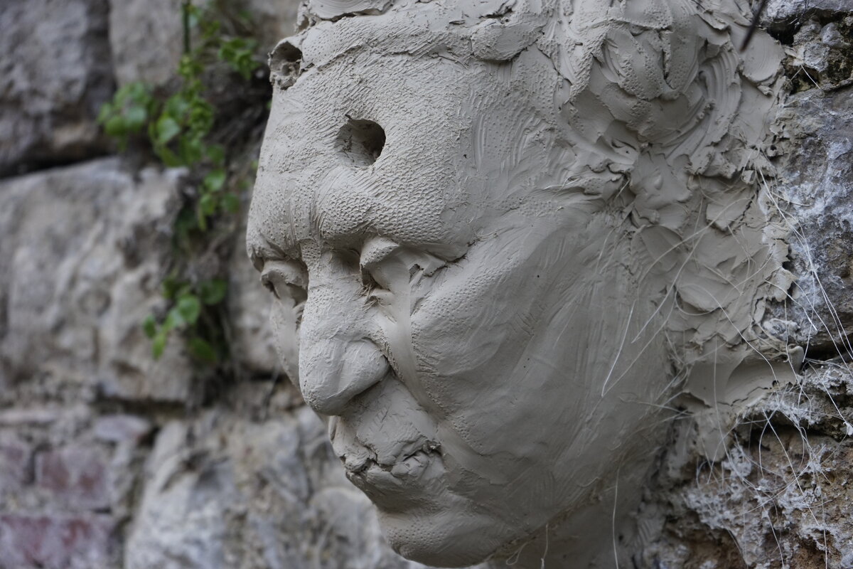 Semiostalgia P0004 — Sculpture sèche, en terre crue, filasse végétale., Saint-Antonin-Noble-Val