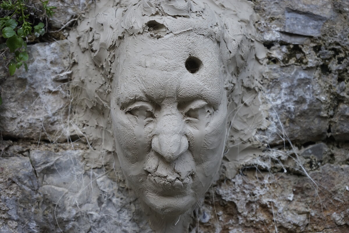 Semiostalgia P0004 — Sculpture sèche, en terre crue, filasse végétale., Saint-Antonin-Noble-Val