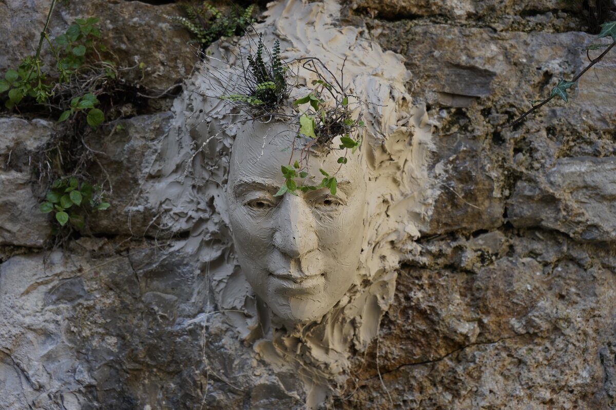 Semiostalgia P0004 — Sculpture sèche, en terre crue, filasse végétale., Saint-Antonin-Noble-Val