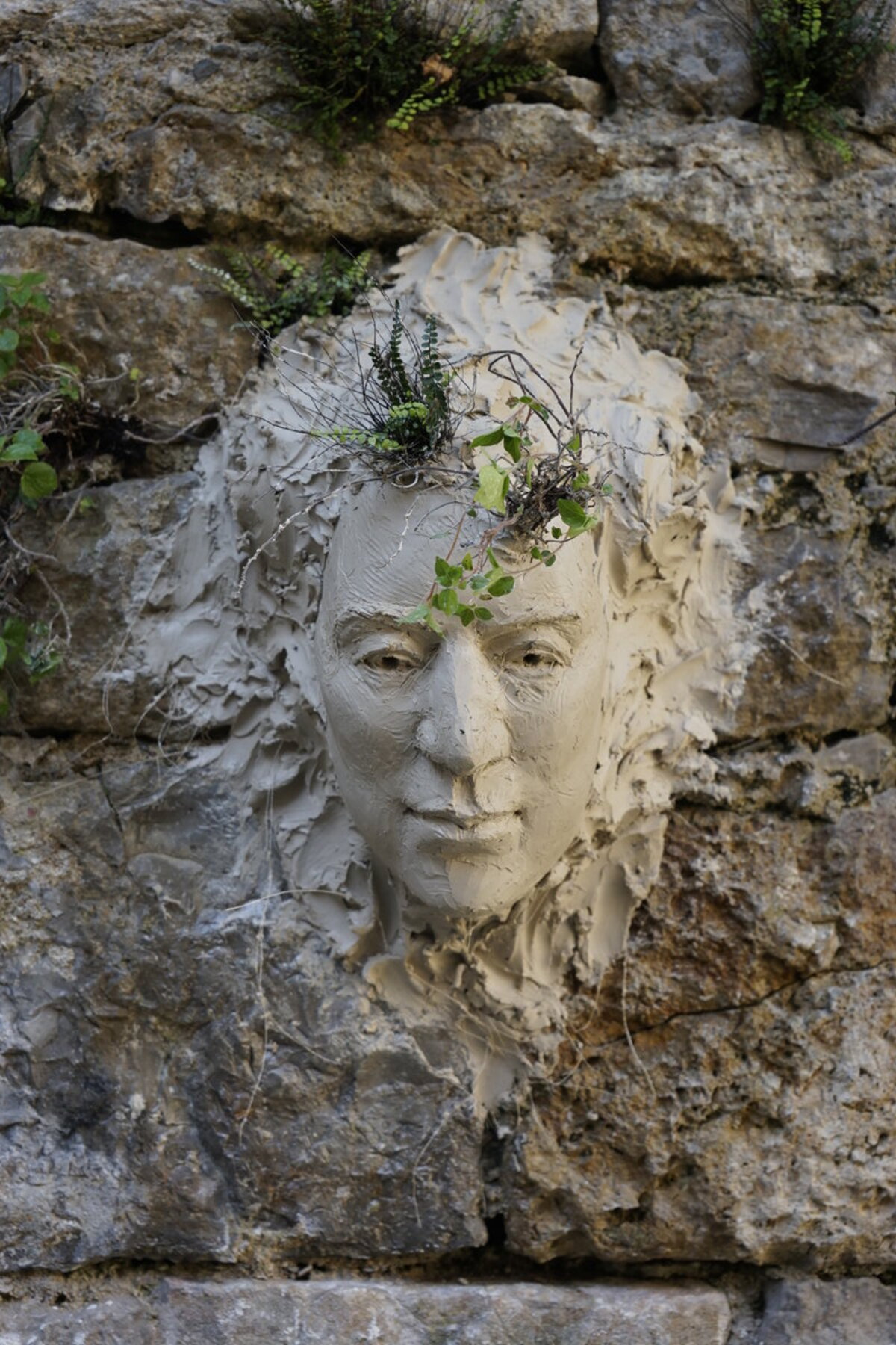 Semiostalgia P0004 — Sculpture sèche, en terre crue, filasse végétale., Saint-Antonin-Noble-Val