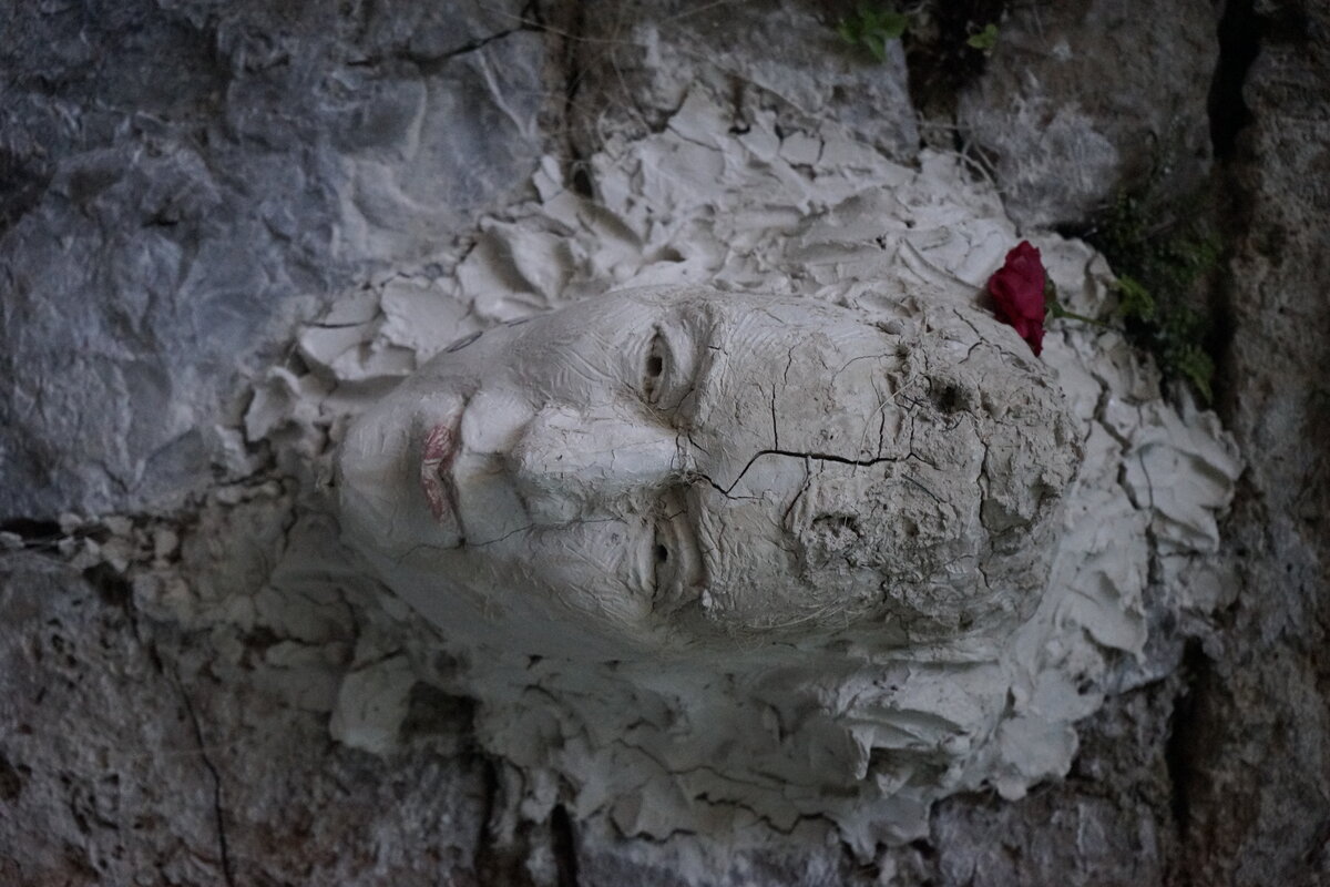 Semiostalgia P0004 — Sculpture érodée, en terre crue, filasse végétale., Saint-Antonin-Noble-Val
