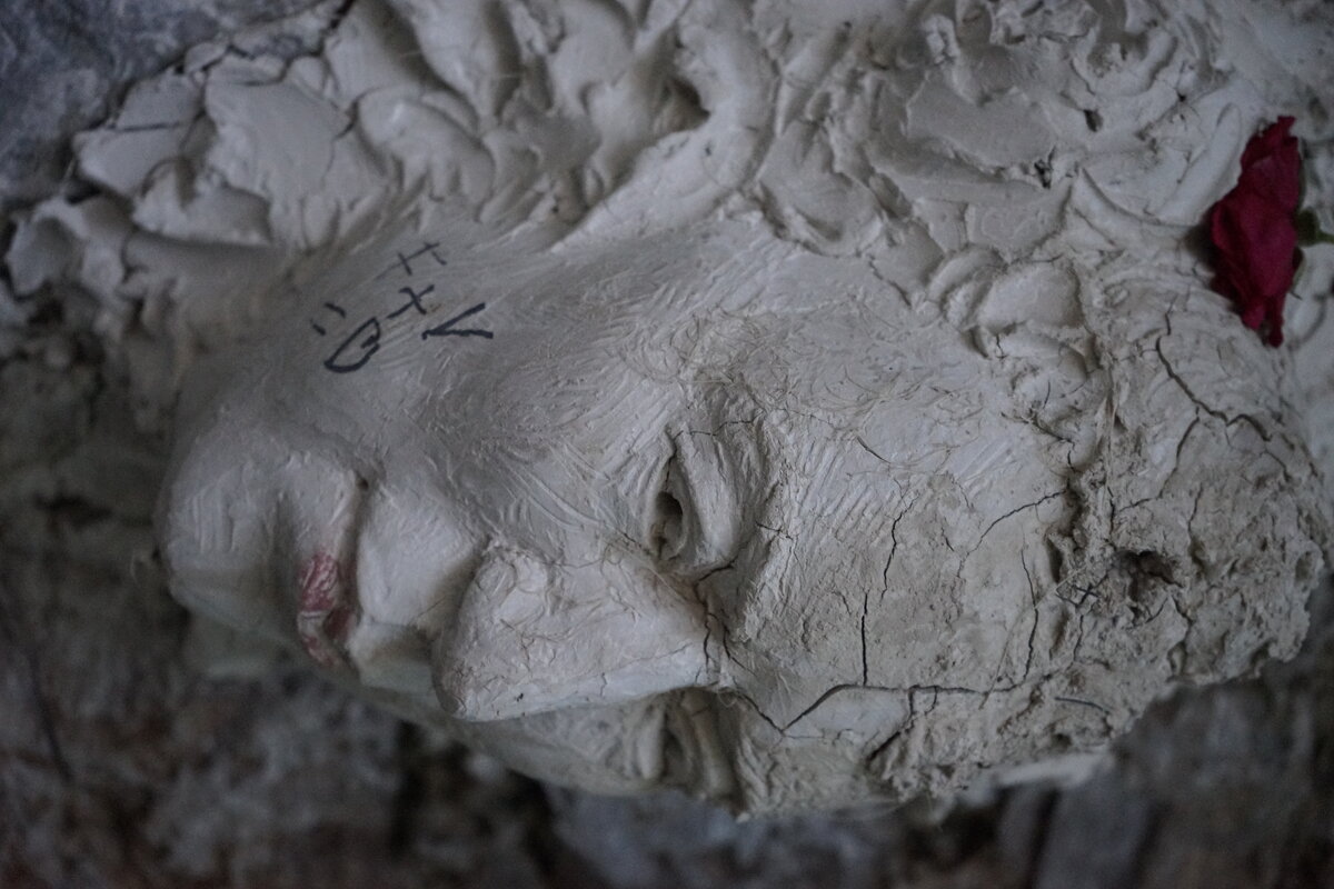 Semiostalgia P0004 — Sculpture érodée, en terre crue, filasse végétale., Saint-Antonin-Noble-Val