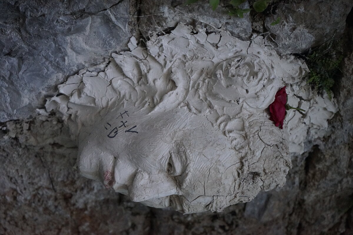 Semiostalgia P0004 — Sculpture érodée, en terre crue, filasse végétale., Saint-Antonin-Noble-Val